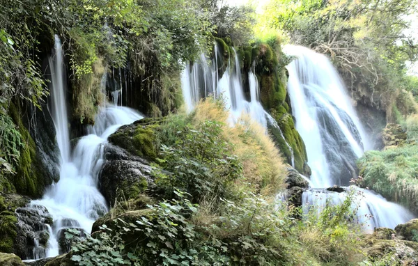 Schöne Aufnahme Eines Wasserfalls Umgeben Von Grünen Bäumen — Stockfoto