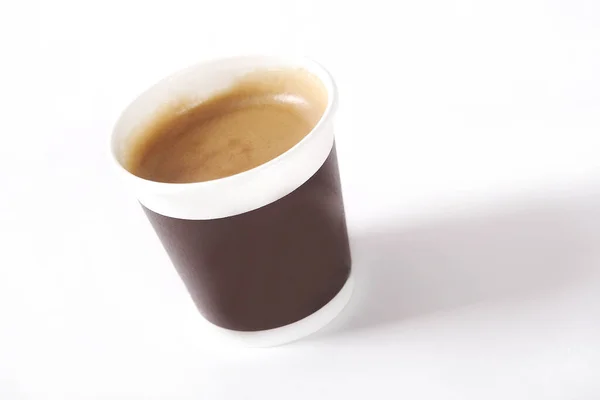 Eine Nahaufnahme Von Köstlichem Heißen Cremigen Kaffee Auf Weißem Hintergrund — Stockfoto