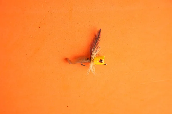 Μια Εναέρια Λήψη Ενός Δολώματος Αλιείας Που Απομονώνεται Πορτοκαλί Φόντο — Φωτογραφία Αρχείου