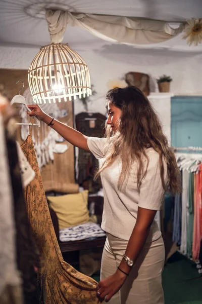 Uma Mulher Caucasiana Bronzeada Selecionando Vestido Parque Diversões — Fotografia de Stock