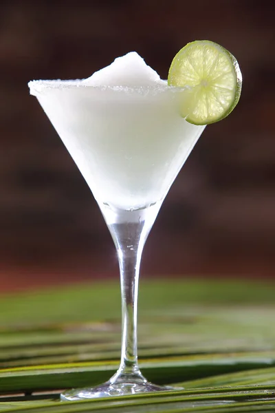Een Verticaal Shot Van Een Kalk Cocktail Een Martini Glas — Stockfoto