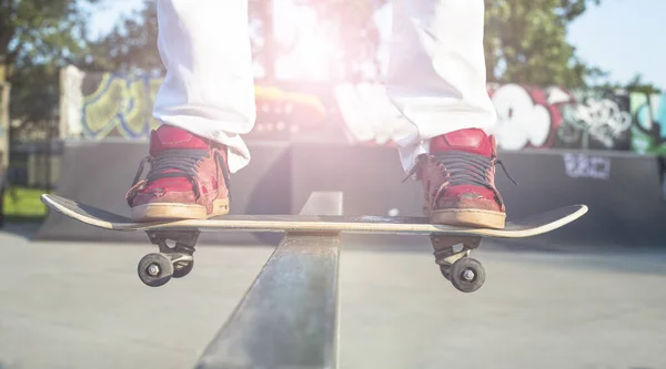 Tiro Perto Homem Com Ténis Vermelhos Num Skate Num Cano — Fotografia de Stock