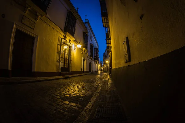 Una Strada Tra Gli Edifici Con Lampade Notte — Foto Stock