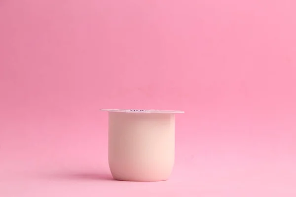 Primer Plano Yogur Una Taza Plástico Blanco Aislado Sobre Fondo —  Fotos de Stock