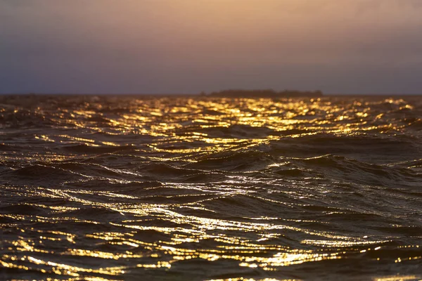 Вид Огромную Океанскую Воду Планерами Солнечного Света Поверхности — стоковое фото