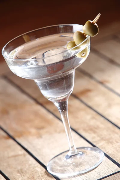 Tiro Vertical Martini Copo Com Palito Azeitonas — Fotografia de Stock
