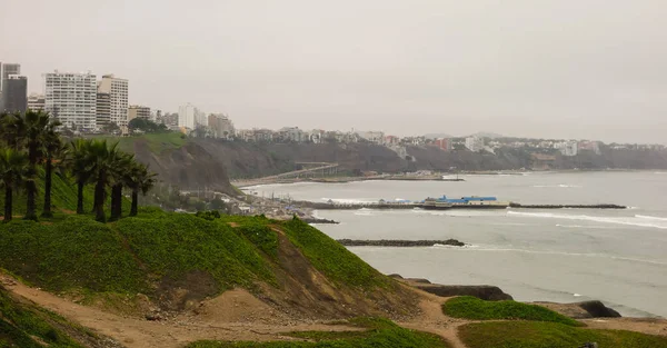 Lima Peru Daki Okyanus Boyunca Uzanan Binaların Nefes Kesici Manzarası — Stok fotoğraf