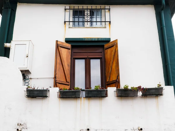 Une Fenêtre Avec Des Fleurs Dans Des Pots Sur Bâtiment — Photo