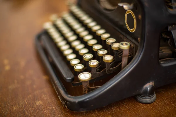 Eine Nahaufnahme Mit Unscharfem Fokus Einer Alten Schreibmaschine Auf Einem — Stockfoto