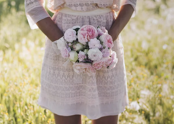 Eine Nahaufnahme Einer Frau Einem Weißen Kleid Mit Einem Strauß — Stockfoto