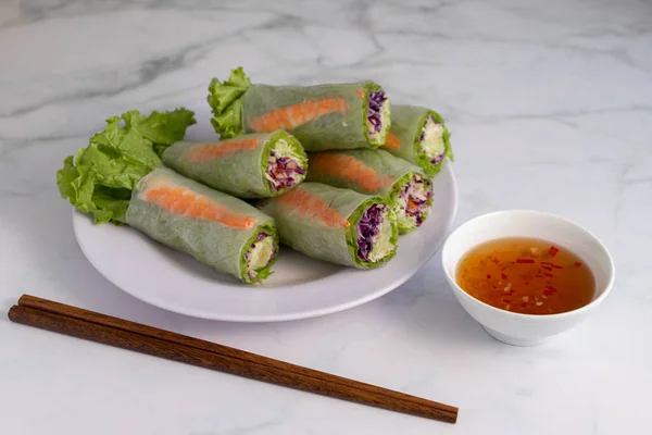 Uma Vista Superior Rolos Primavera Vietnamitas Molho Peixe Mergulhado Pauzinhos — Fotografia de Stock