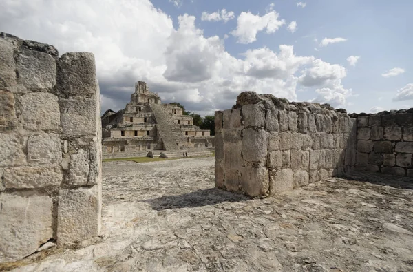 Bulutlu Bir Arka Planda Meksika Campeche Deki Edzna Piramitlerinin Panoramik — Stok fotoğraf