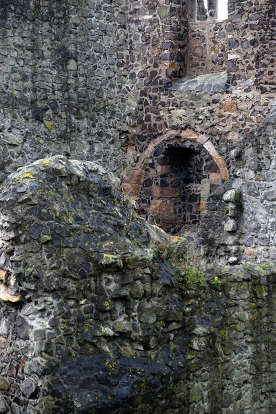 Eine Vertikale Aufnahme Einer Steinmauer Einer Alten Burg — Stockfoto