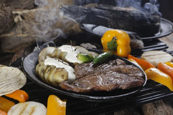 Uma Foto Close Bife Grelhado Com Batatas Pimenta Placa Preta — Fotografia de Stock