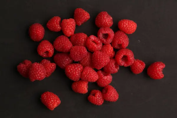 Primer Plano Deliciosas Frambuesas Fondo Oscuro — Foto de Stock