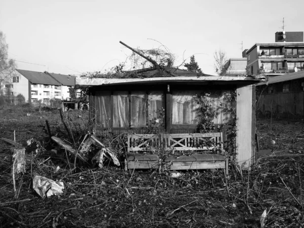 Een Grijswaarden Opname Van Ravages Van Een Verlaten Huis — Stockfoto