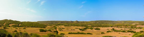 スペインのメノルカ島の山岳風景のパノラマショット — ストック写真