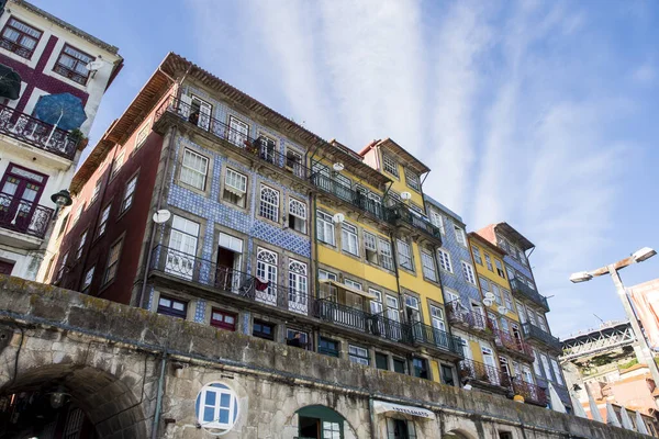 Uma Foto Baixo Ângulo Edifício Bairro Ribeira Porto Portugal — Fotografia de Stock