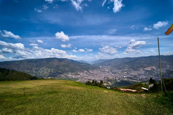 Ein Faszinierender Blick Auf Eine Schöne Stadtlandschaft Unter Wolkenverhangenem Himmel — Stockfoto