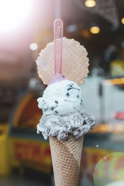 Vertical Selective Focus Shot Mint Chocolate Chip Ice Cream Scoops — Stock Photo, Image