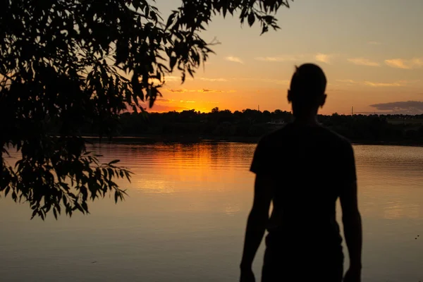 Une Photo Silhouette Homme Debout Regardant Coucher Soleil Jaune Brillant — Photo