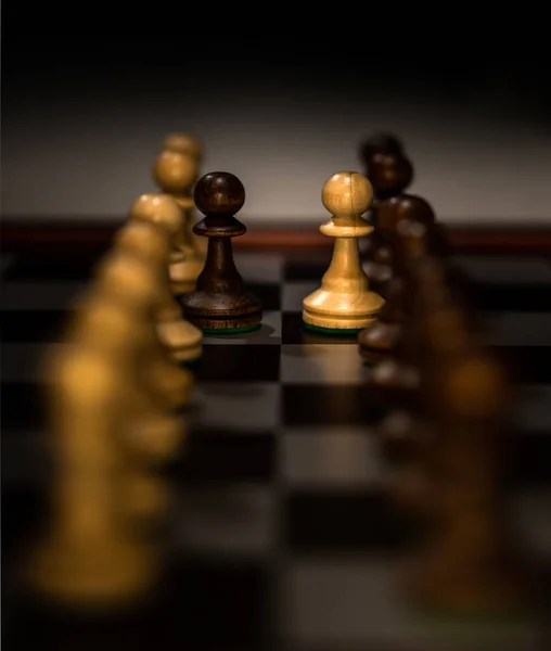 Detailní Záběr Šachových Figurek Šachovnici Rozmazaným Pozadím — Stock fotografie