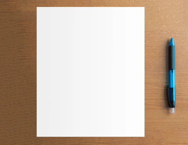 Een Overhead Shot Van Een Blanco Papier Naast Een Pen — Stockfoto