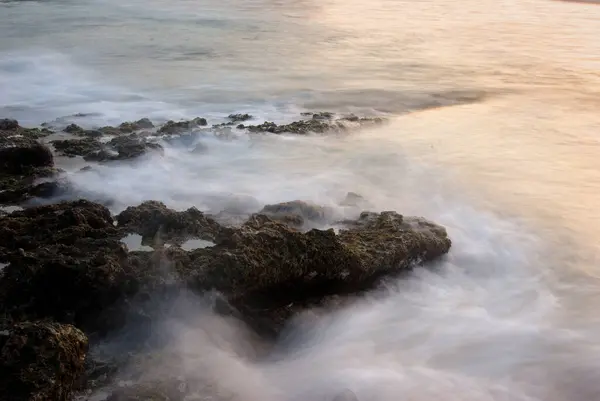 Uma Vista Hipnotizante Uma Onda Oceânica Que Cai Sobre Rochas — Fotografia de Stock