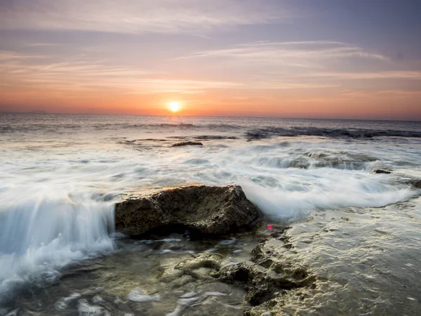 Ein Faszinierender Blick Auf Einen Sonnenuntergang Über Einem Meer — Stockfoto