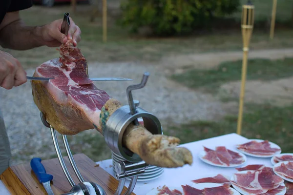 Spezialist Für Das Schneiden Iberischer Schinken Lässt Die Portionen Dieser — Stockfoto