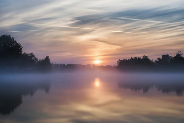 Una Hermosa Toma Salida Del Sol Con Niebla Mañana Lago —  Fotos de Stock