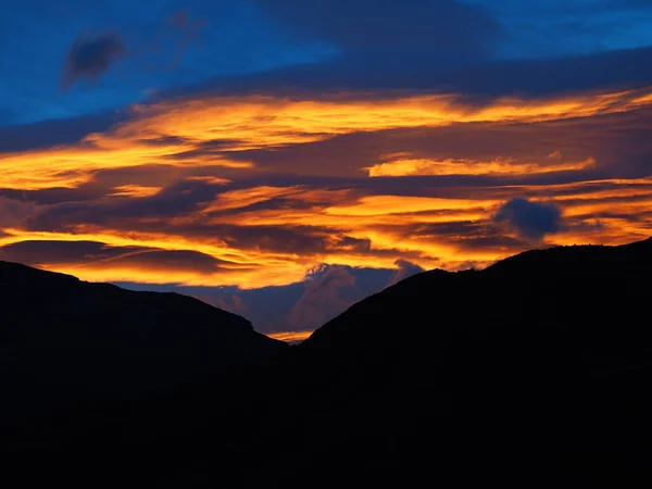 Hipnotyzujący Widok Zachodu Słońca Niebo Nad Górskim Krajobrazem — Zdjęcie stockowe