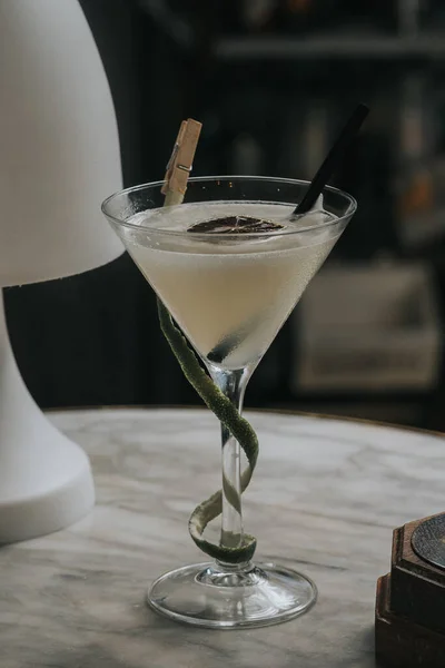 Eine Vertikale Aufnahme Eines Weißen Alkoholischen Cocktails Auf Einem Bartisch — Stockfoto