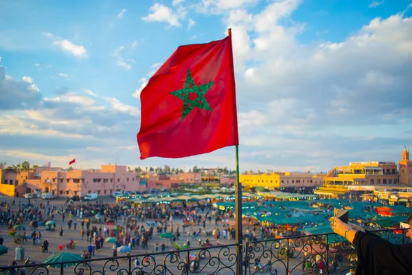Gros Plan Drapeau Marocain Sur Poteau Avec Paysage Urbain Flou — Photo