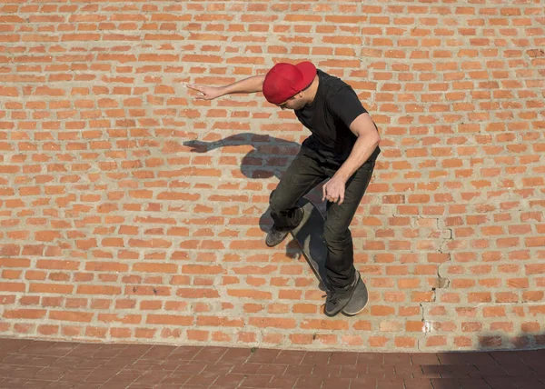 Mělké Zaostření Záběr Mladého Chlapce Skateboarding Cihlové Zdi Pozadí — Stock fotografie