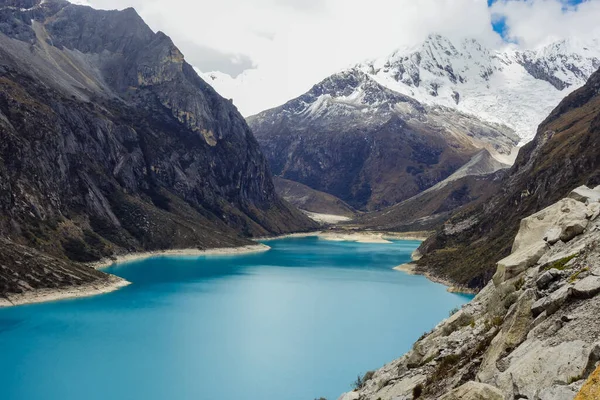 Paronovo Jezero Obklopeno Zasněženými Útesy Zachycenými Během Dne Peru — Stock fotografie