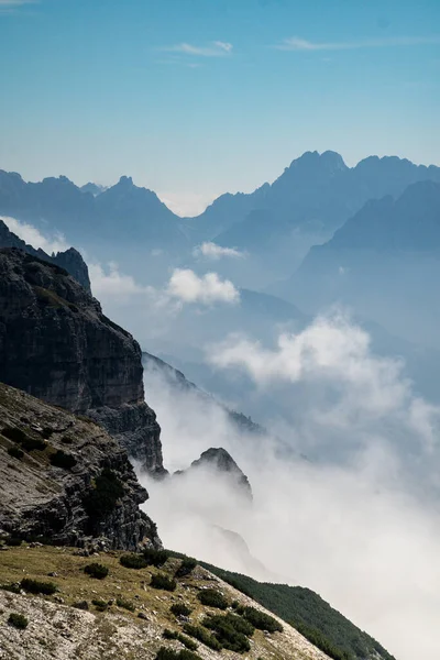 Een Verticaal Schot Van Mistige Bergen — Stockfoto
