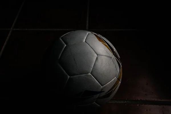 Primer Plano Una Pelota Fútbol Usada Suelo Oscuro — Foto de Stock
