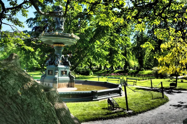 Beau Cliché Une Fontaine Dans Parc — Photo