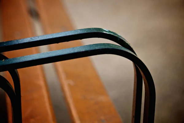 Een Close Shot Van Een Metalen Bankgreep Een Wazige Achtergrond — Stockfoto