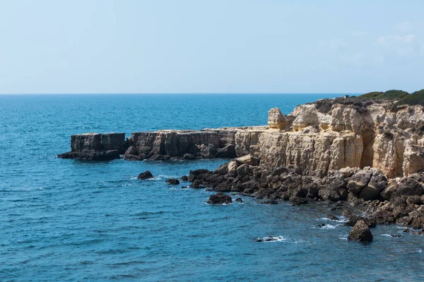 Pilhas Mar Penhascos Rocha Uma Costa Sob Céu Brilhante — Fotografia de Stock