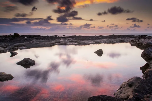 Low Angle View Sea Stones Mesmerizing Clouds Sunset — Stock Photo, Image