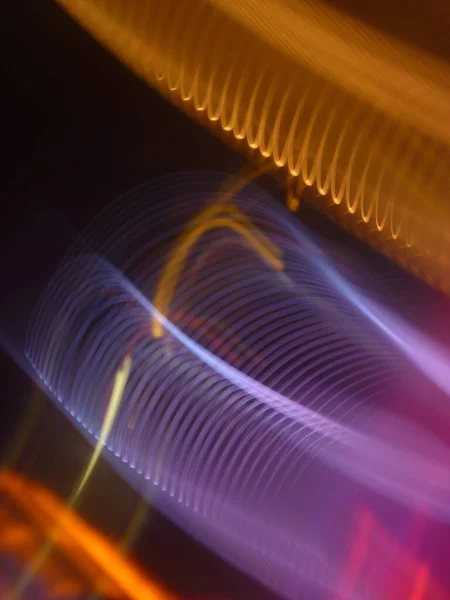 Μια Κάθετη Ψηφιακή Απεικόνιση Πολύχρωμων Φωτεινών Γραμμών Νέον Σκούρο Φόντο — Φωτογραφία Αρχείου