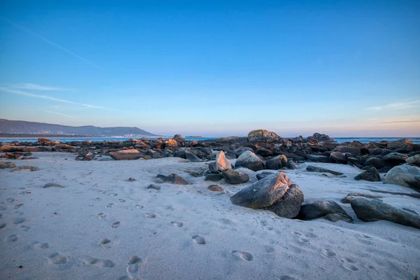 Una Hermosa Toma Una Costa Rocosa Con Fondo Azul Del — Foto de Stock