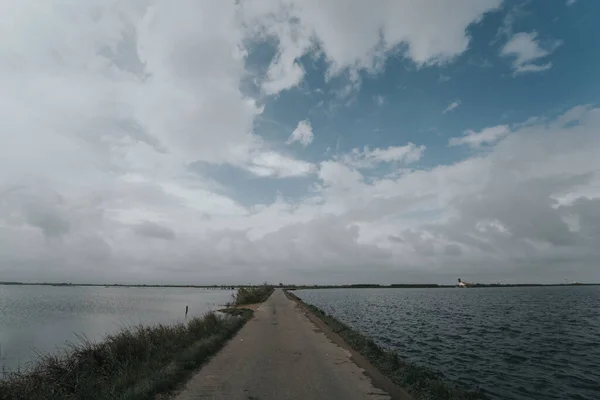 Uma Vista Deslumbrante Lago Sob Céu Nublado Verão — Fotografia de Stock