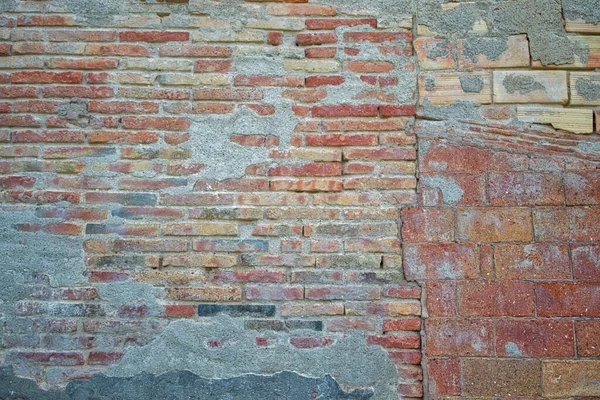 古老的 风化的砖墙 — 图库照片