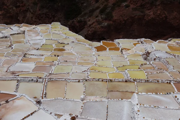 Πολύχρωμο Πάτωμα Που Συλλαμβάνεται Στο Maras Περού Μια Ηλιόλουστη Μέρα — Φωτογραφία Αρχείου