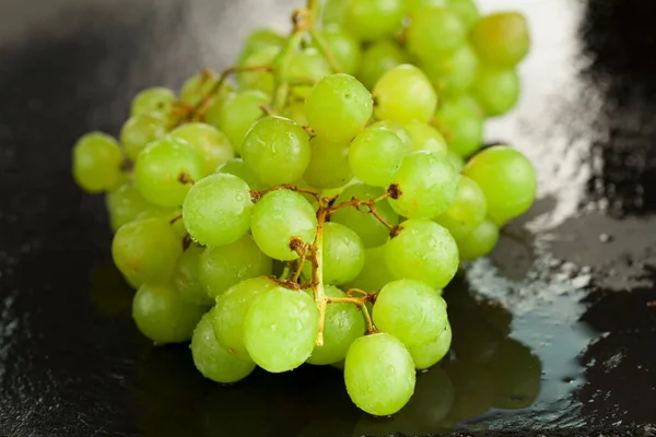 Primer Plano Una Vena Uvas Verdes Sobre Una Superficie Oscura — Foto de Stock