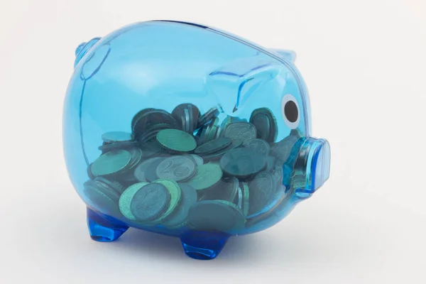Närbild Blå Transparent Spargris Full Mynt Sparande Och Smart Budgetering — Stockfoto