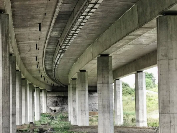 Las Columnas Hormigón Del Paso Elevado —  Fotos de Stock